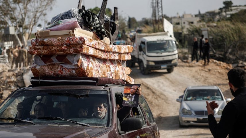17 de abril de 2026 - Pessoas deslocadas voltam para casa cruzando ponte que liga sul do Líbano ao resto do país após acordo de cessar-fogo com Israel. Foto: REUTERS/Louisa Gouliamaki