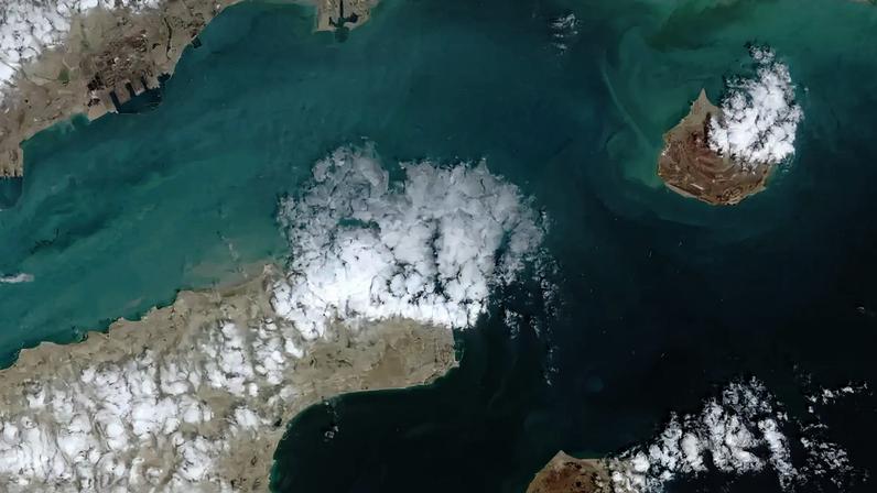 Navios testam Estreito de Ormuz após abertura e buscam garantias de segurança