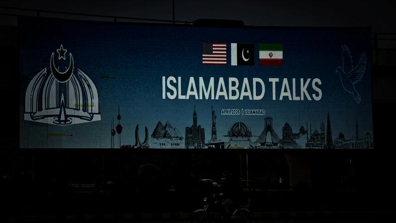 Outdoor em Islamabad destaca primeira rodada de negociação entre EUA e Irã — Foto: Waseem Khan/Reuters