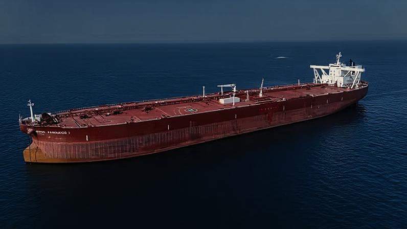 O navio-tanque Agios Fanourios I, de bandeira malta, se aproxima das águas territoriais do Iraque, próximo a Basra, após passar pelo Estreito de Ormuz — Foto: Mohammed Aty/Reuters