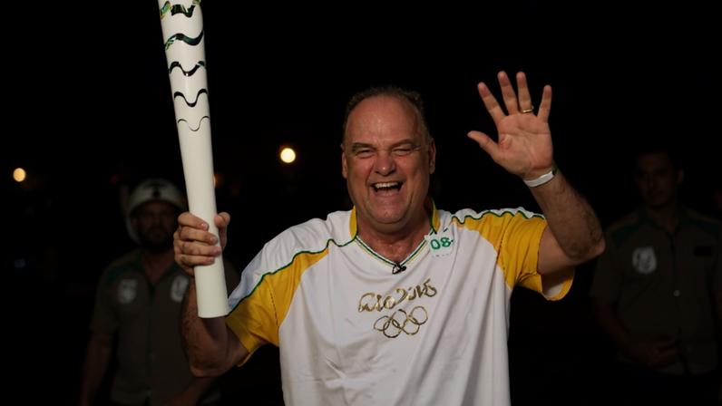 Oscar Schmidt participa do revezamento da tocha olímpico dos Jogos Rio 2016 em Natal 4 de junho de 2016 Marcos de Paula/Cortesia da Rio2016/Divulgação via Reuters
