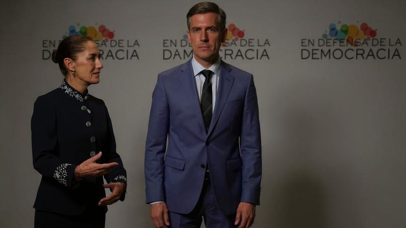 O primeiro-ministro da Espanha, Pedro Sánchez, conversa com a presidente do México, Claudia Sheinbaum, enquanto líderes chegam à cúpula “Em defesa da democracia”, em Barcelona, Espanha, em 18 de abril de 2026. REUTERS/Nacho Doce