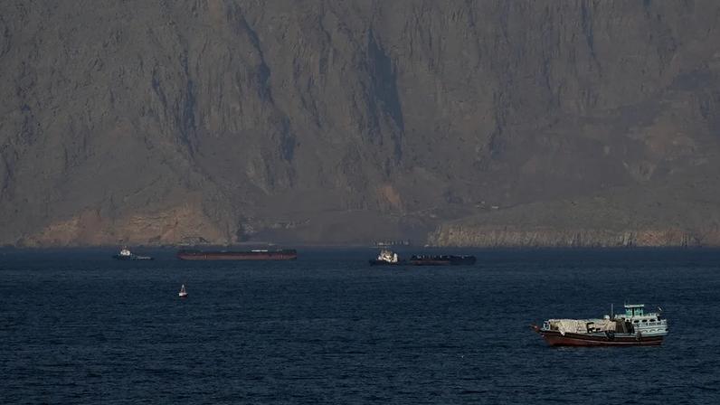 Navios cargueiros e petroleiros no Estreito de Ormuz, ao largo da costa de Musandam, Omã, em 18 de abril de 2026. REUTERS/Stringer REFILE - QUALITY REPEAT TPX IMAGES OF THE DAY