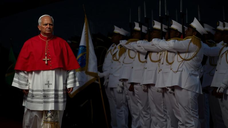 O papa Leão 14 caminha após chegar ao Aeroporto Internacional Quatro de Fevereiro para iniciar sua viagem apostólica a Angola, em Luanda, Angola, em 18 de abril de 2026. REUTERS/Guglielmo Mangiapane