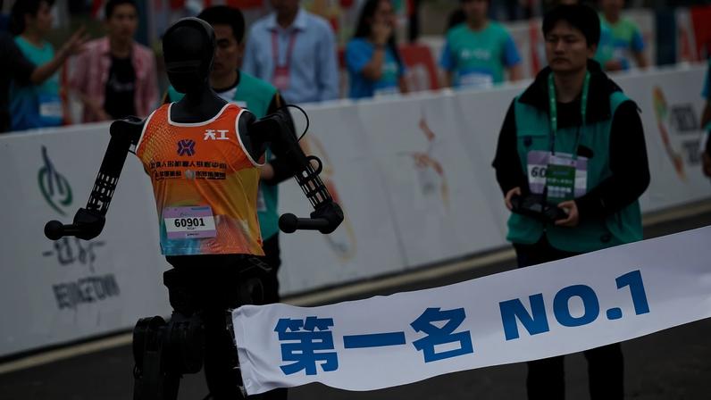 Tiangong Ultra, um robô humanoide, vence meia maratona de robôs humanoides em Pequim, em 2025.