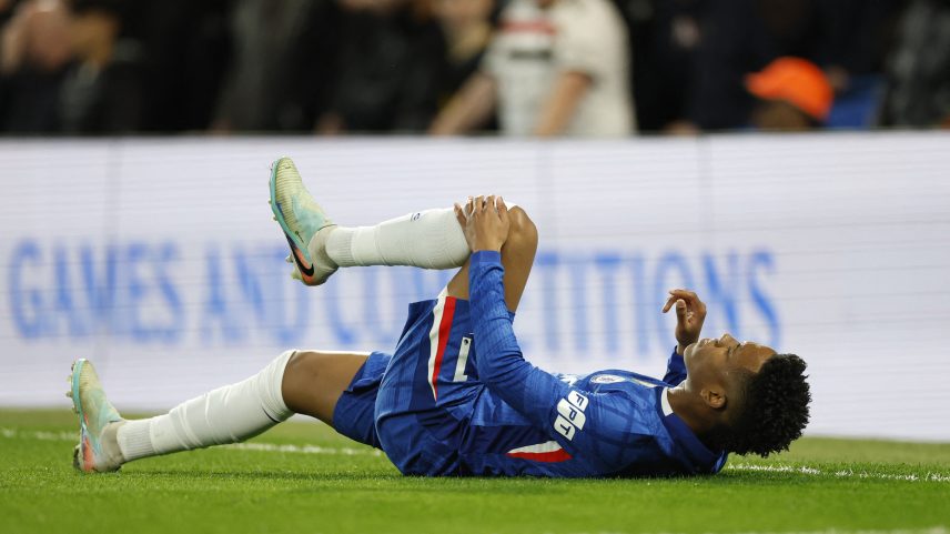 Estevão se lesiona em Chelsea x Manchester United na Premier League — Foto: Action Images via Reuters/Peter Cziborra