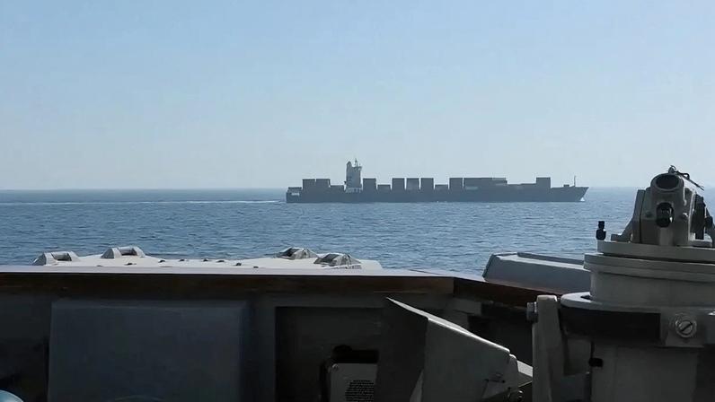 Imagem do navio cargueiro Touska, de bandeira iraniana, durante a interceptação realizada pelo USS Spruance (DDG 111) em uma localização indicada como sendo o norte do Mar Arábico, nesta captura de tela de um vídeo divulgado em 19 de abril de 2026. CENTCOM/Divulgação via REUTERS