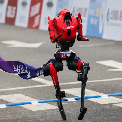 Robô humanoide vence meia-maratona e supera recorde mundial humano pela 1ª vez