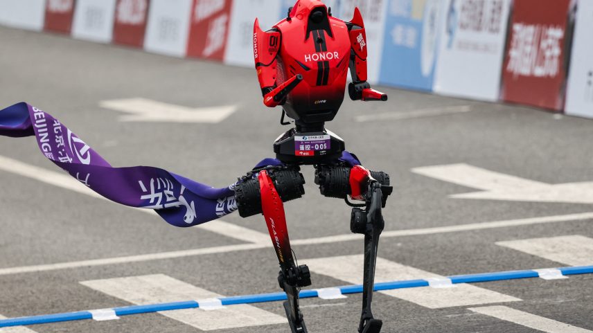 Robô cruza a linha de chegada da maratona — Foto: Reuters
