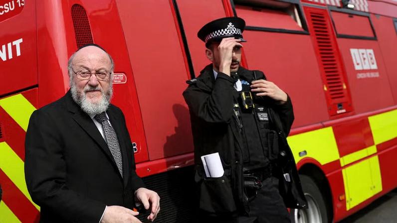 Rabino-chefe Ephraim Mirvis visita o local após quatro ambulâncias pertencentes à Hatzola, uma organização comunitária judaica, terem sido incendiadas no noroeste de Londres, Grã-Bretanha, em 23 de março de 2026 — Foto: Reuters/Hannah McKay/Foto de Arquivo