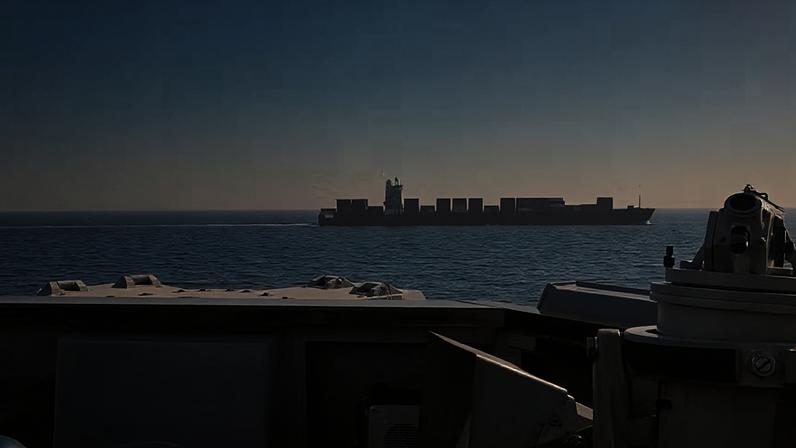 Marinha dos EUA divulga imagem de navio iraniano apreendido após tentar furar bloqueio em Ormuz