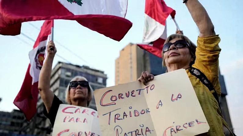 Apoiadores de Aliaga carregam cartazes criticando o ex-chefe eleitoral do Peru, Piero Corvetta, em Lima no dia 19 de abril