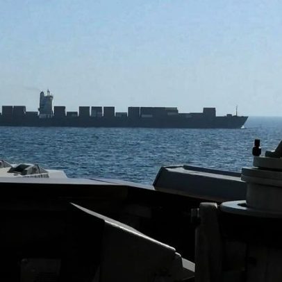 Militares americanos embarcam em navio iraniano interceptado ao furar bloqueio