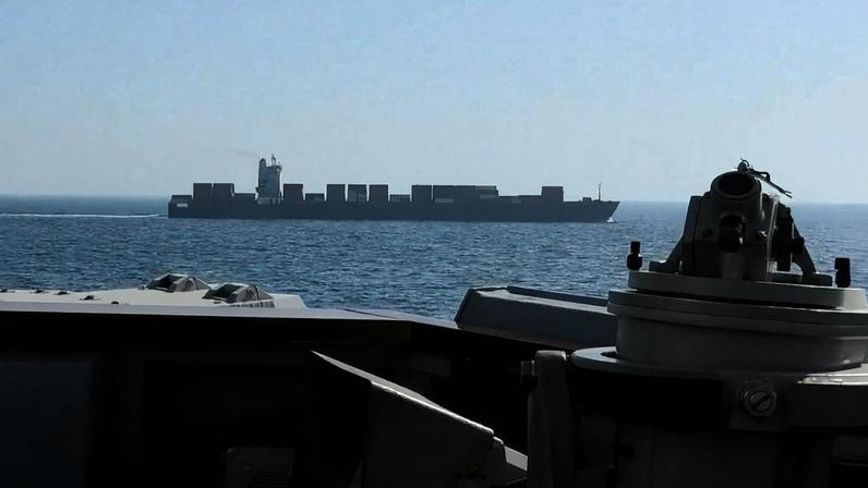 Militares americanos entrando em navio iraniano