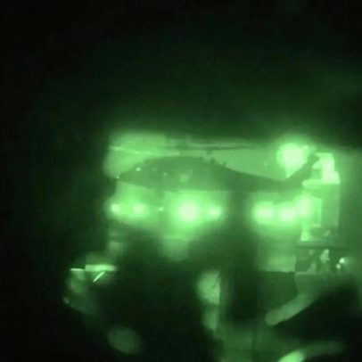Fuzileiros dos EUA descem por cordas e tomam navio iraniano
