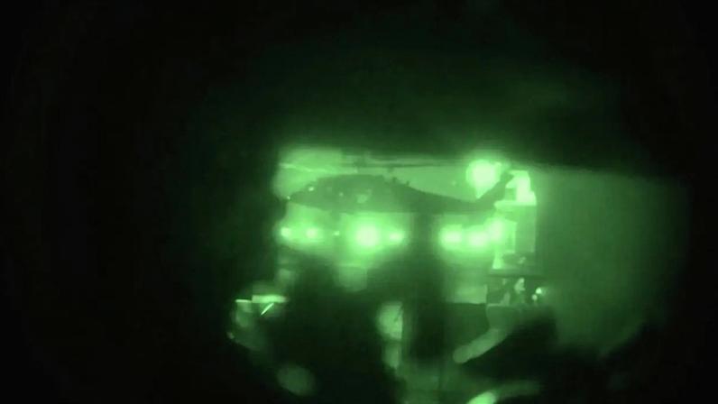 Um helicóptero transporta fuzileiros navais dos EUA do navio de assalto anfíbio USS Tripoli em um local desconhecido, em uma operação que o Comando Central dos EUA (CENTCOM) descreve como uma abordagem e apreensão do navio cargueiro M/V Touska, de bandeira iraniana. A imagem foi capturada de um vídeo divulgado em 20 de abril de 2026. Comando Central dos EUA via X/Divulgação via REUTERS