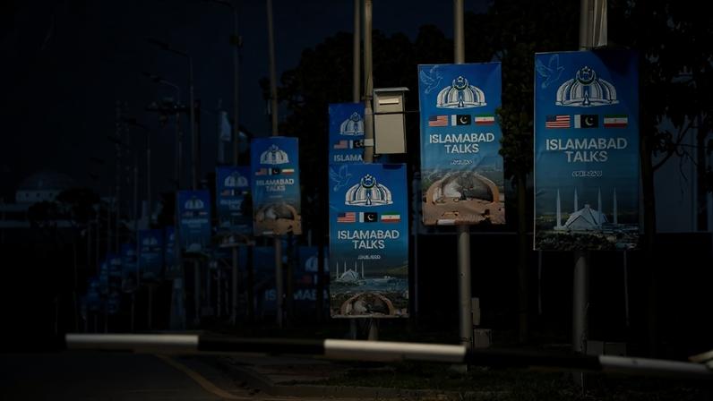 Placas publicitárias são instaladas em postes de iluminação enquanto o Paquistão se prepara para receber Estados Unidos e Irã para uma possível segunda fase de conversas de paz em Islamabad, Paquistão, em 20 de abril de 2026. REUTERS/Akhtar Soomro