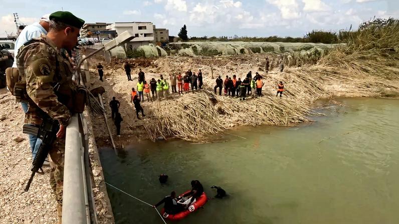 Membro do exército libanês observa socorristas em busca de vítimas no local de um ataque israelense a uma ponte, realizado antes da entrada em vigor de um cessar-fogo de dez dias entre Israel e Hezbollah, em Qasmiyeh, no sul do Líbano 20 de abril de 2026 REUTERS/Aziz Taher