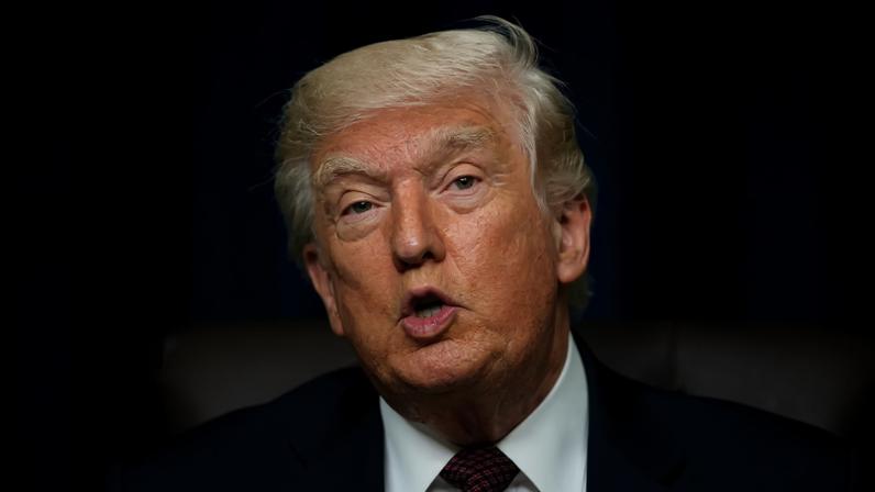 O presidente dos EUA, Donald Trump, no Salão Oval da Casa Branca, em Washington 18 de abril de 2026 REUTERS/Nathan Howard
