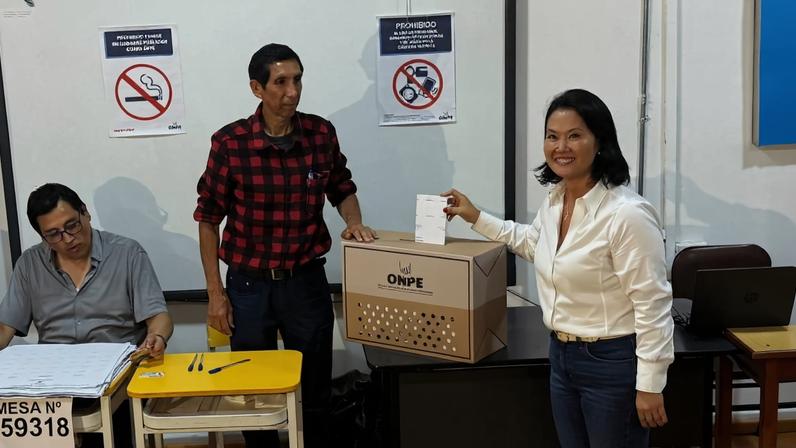 A candidata presidencial do Peru, Keiko Fujimori, vota em uma seção eleitoral em Lima, Peru 12 de abril de 2026