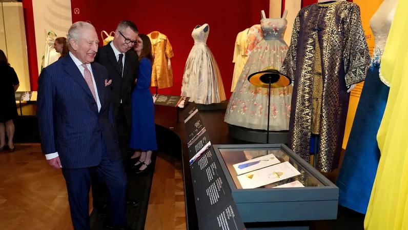 Rei Charles visita exposição Queen Elizabeth II: Her Life in Style na The King's Gallery, Palácio de Buckingham, Londres 20 de abril de 2026 Aaron Chown/Pool via REUTERS