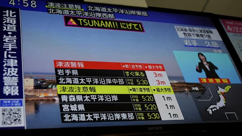Tela de televisão exibe alerta de tsunami da Agência Meteorológica do Japão em 20 de abril de 2026. — Foto: Reuters/Issei Kato
