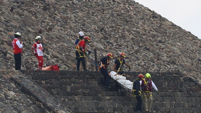 Time de resgate mexicano trabalha no resgate de pessoas baleadas em lugar turístico no México; uma mulher canadense morreu — Foto: Reuters