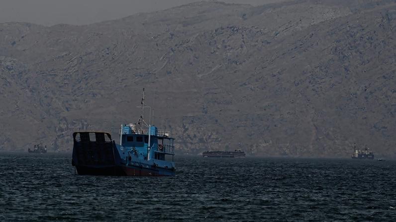 Navios e barcos no Estreito de Ormuz, na costa de Musandam, em Omã 20 de abril de 2026 REUTERS