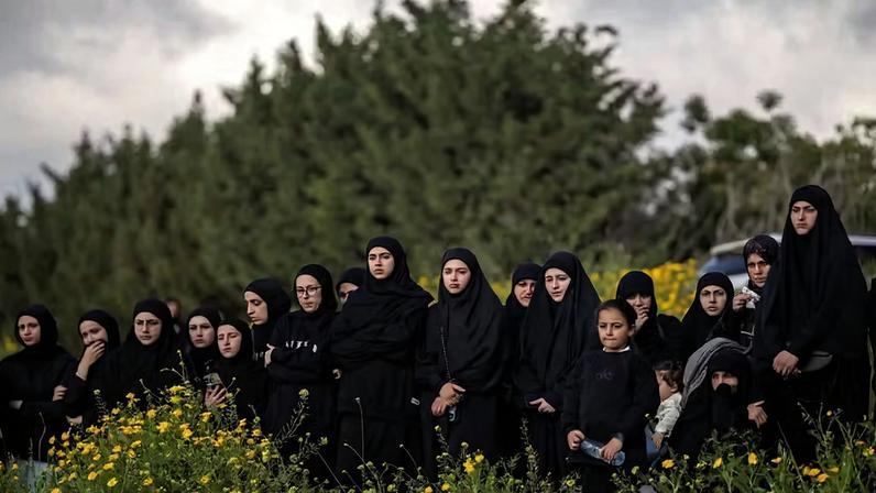 Enterro de vítimas de ataques israelenses, incluindo membros do Hezbollah, em Kfa Sir, Líbano — Foto: REUTERS/Marko Djurica