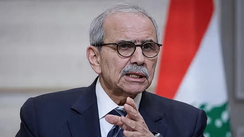 Primeiro-ministro do Líbano, Nawaf Salam, discursa durante uma coletiva de imprensa conjunta com o presidente francês, Emmanuel Macron