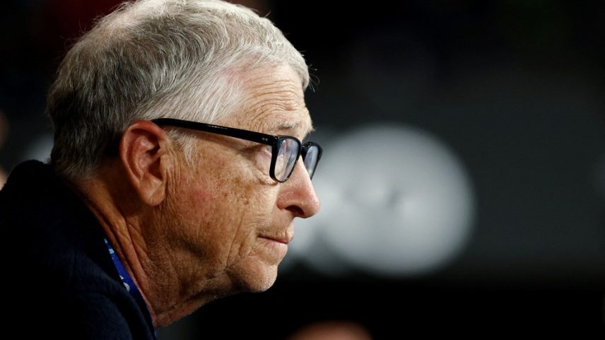Bill Gates assiste a uma partida de tênis, na Austrália. — Foto: Reuters