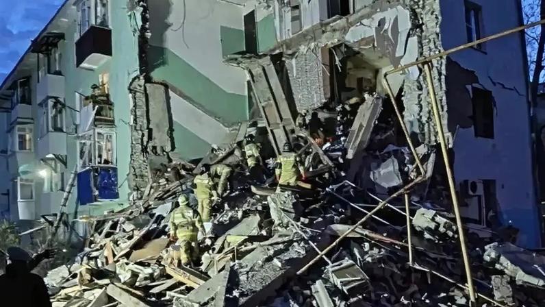Equipes de resgate realizam operações de busca e salvamento no local do desabamento parcial de um prédio de apartamentos, após o que as autoridades locais classificaram como um ataque de drone ucraniano no contexto do conflito entre Rússia e Ucrânia, em Syzran, Rússia, em 22 de abril de 2026. Ministério de Situações de Emergência da Rússia/Divulgação via REUTERS.