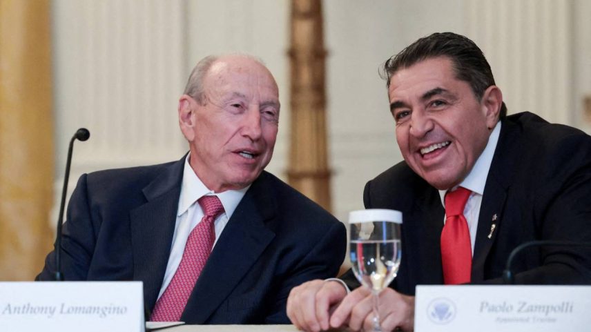 Anthony Lomangino, empresário do ramo de saneamento e reciclagem e indicado por Trump para o Conselho de Governadores do Serviço Postal dos EUA, e Paolo Zampolli, amigo do presidente Donald Trump e enviado de Trump para parcerias globais, participam de um almoço com membros do conselho do Kennedy Center no Salão Leste da Casa Branca, em Washington, D.C., EUA, em 16 de março de 2026. REUTERS/Jonathan Ernst/Foto de arquivo