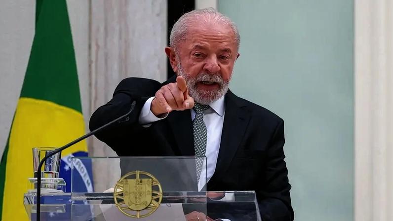 O presidente do Brasil, Luiz Inácio Lula da Silva, participa de uma coletiva de imprensa conjunta com o primeiro-ministro de Portugal, Luís Montenegro (não retratado), no Palácio de São Bento, em Lisboa, Portugal, em 21 de abril de 2026. REUTERS/Pedro Nunes/File Photo