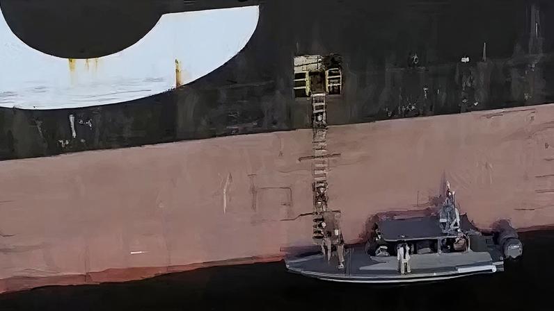 Uma captura de tela de um vídeo que supostamente mostra a apreensão dos navios porta-contêineres MSC Francesca e Epaminondas no Estreito de Ormuz, transmitido pela TV estatal iraniana e divulgado em 22 de abril de 2026, mostra soldados participando da operação. — Foto: IRIB/Divulgação via REUTERS