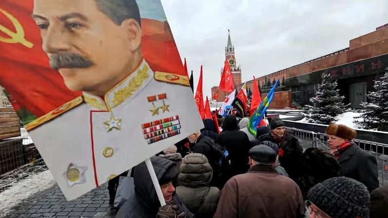 Apoiadores do Partido Comunista Russo participam de uma cerimônia que marca o 70º aniversário da morte do líder soviético Josef Stalin na Praça Vermelha em Moscou, Rússia