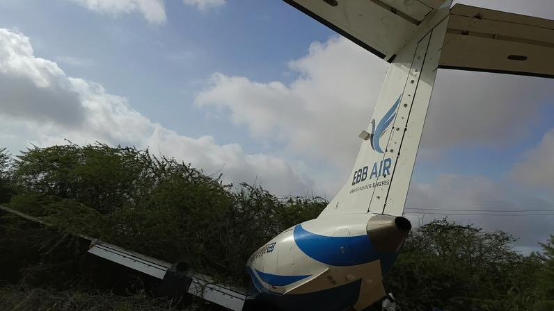 Passageiros desembarcam em caráter de emergência de um avião Embraer, operado pela companhia aérea queniana EBB Air, após a aeronave ultrapassar os limites da pista e cair em um matagal durante o pouso em Mandera, Quênia, em 24 de abril de 2026. REUTERS/Stringer