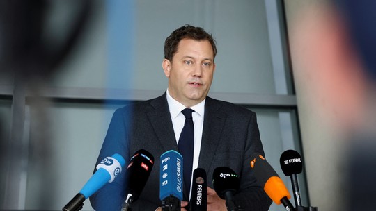 O ministro das Finanças da Alemanha, Lars Klingbeil, faz uma declaração à imprensa no dia do debate sobre a redução dos impostos sobre energia na câmara baixa do parlamento