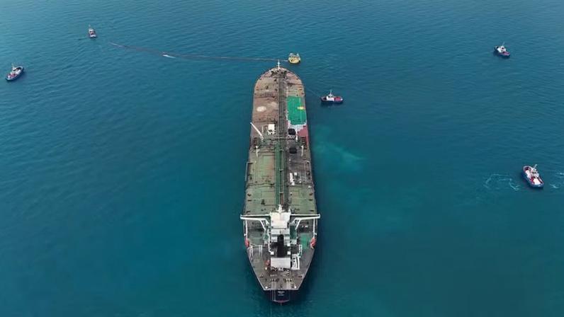Navio HELGA ancorado perto de Basra, Iraque — Foto: REUTERS/Mohammed Aty