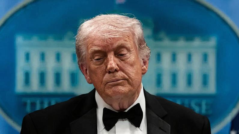 O presidente dos EUA, Donald Trump, realiza uma coletiva de imprensa na Casa Branca após um incidente a tiros durante o tradicional jantar da Associação de Correspondentes da Casa Branca, em Washington, D.C., EUA, em 25 de abril de 2026. REUTERS/Jonathan Ernst TPX IMAGES OF THE DAY