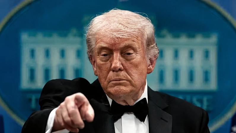 Presidente Donald Trump fala a jornalistas na Casa Branca após o tiroteio que interrompeu jantar com correspondentes. — Foto: Jonathan Ernst/Reuters
