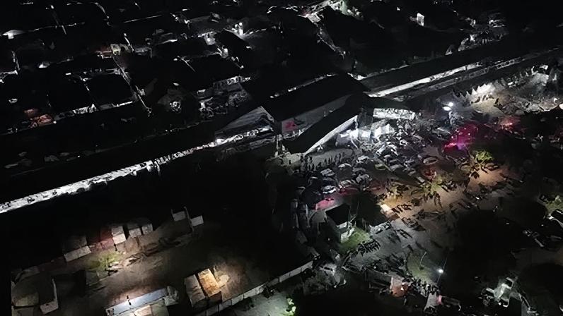 Imagens de drone mostram as consequências da colisão de trens na Indonésia que deixou mortos