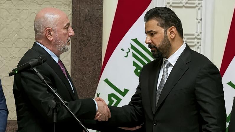 O presidente do Iraque, Nizar Amidi, nomeia Ali al-Zaidi como primeiro-ministro designado no Palácio do Governo em Bagdá