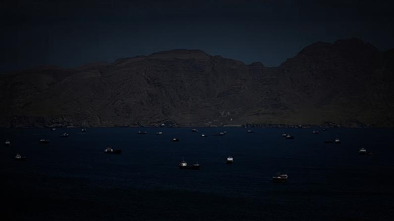 Movimentação de navios no Estreito de Ormuz, em Omã, no dia 27 de abril de 2026 — Foto: Reuters