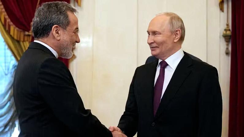 O presidente russo Vladimir Putin cumprimenta o ministro das Relações Exteriores iraniano Abbas Araqchi durante uma reunião nesta segunda-feira (27) — Foto: Dmitri Lovetsky/Pool via REUTERS