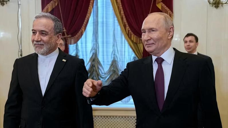 Chanceler iraniano, Abbas Araghchi, com o presidente da Rússia, Vladimir Putin