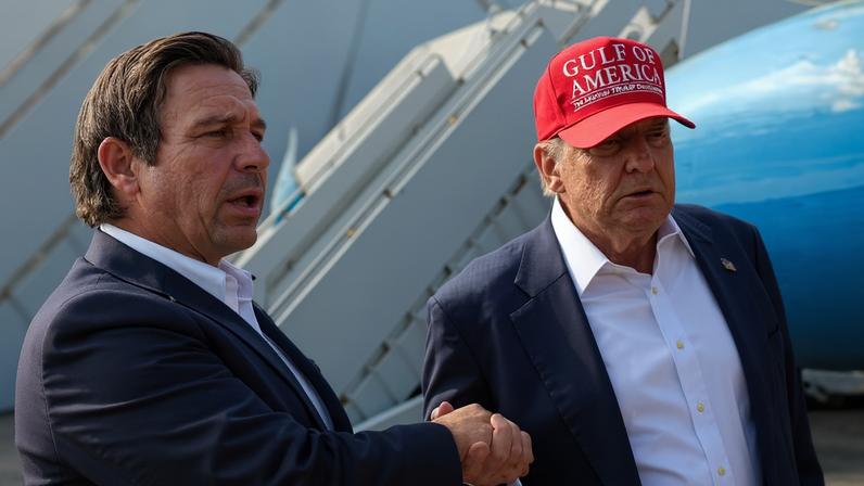 O presidente dos EUA, Donald Trump, segura a mão do governador da Flórida, Ron DeSantis, enquanto conversam com a imprensa