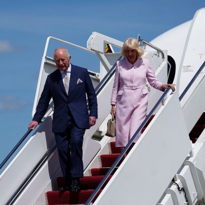 Rei Charles III chega aos EUA em meio a crise após tiroteio no jantar com Trump