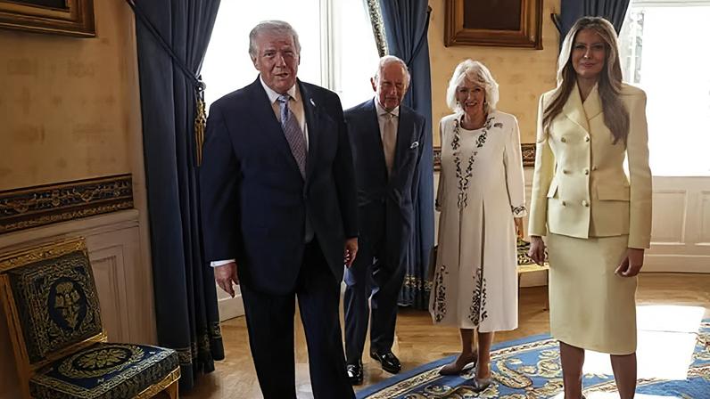 O presidente dos EUA, Donald Trump, e a primeira-dama americana, Melania, recebem o rei Charles e a rainha Camilla, na Casa Branca