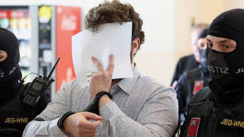 Um dos dois suspeitos de planejar ataque a show de Taylor Swift em Viena cobre o rosto em tribunal 28 de abril de 2026 REUTERS/Leonhard Foeger